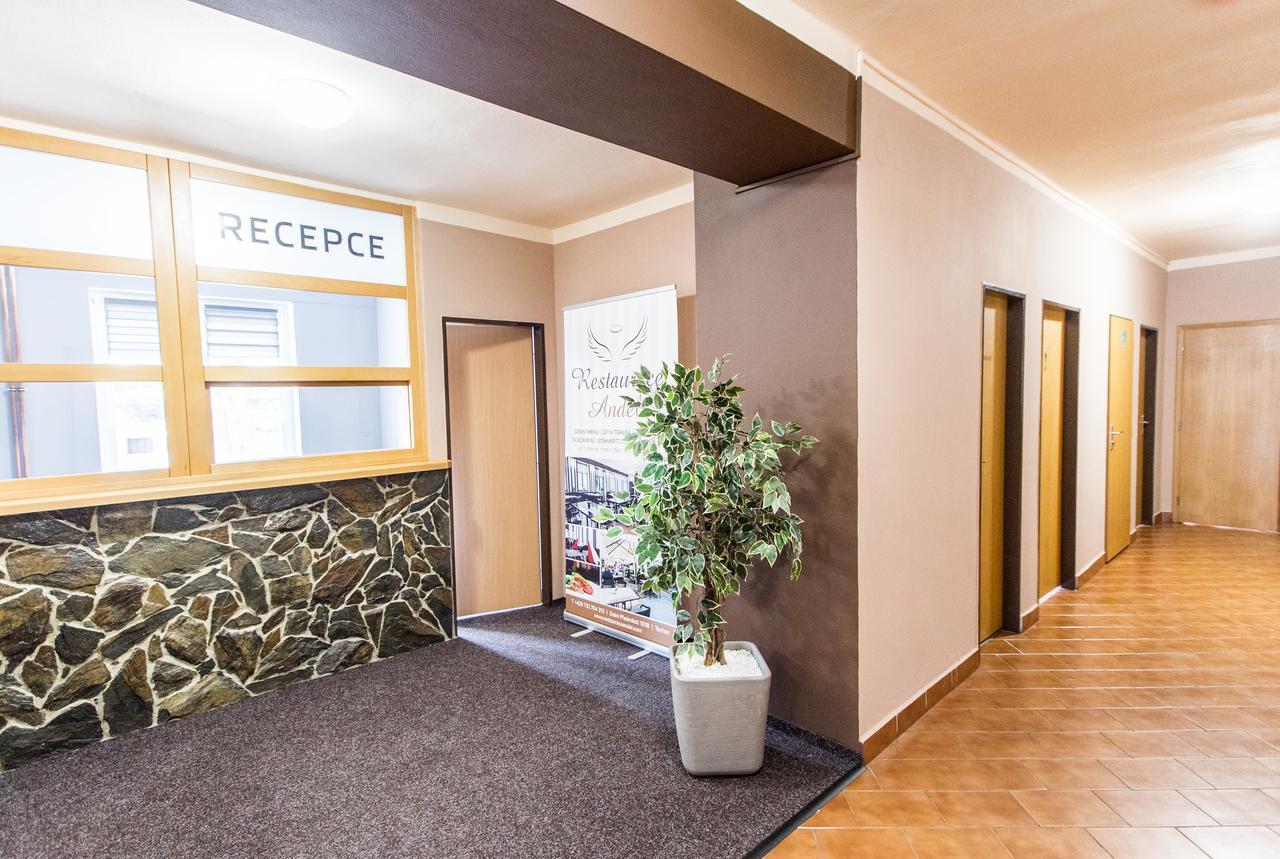 טאחוב Garni Hotel Tachov מראה חיצוני תמונה