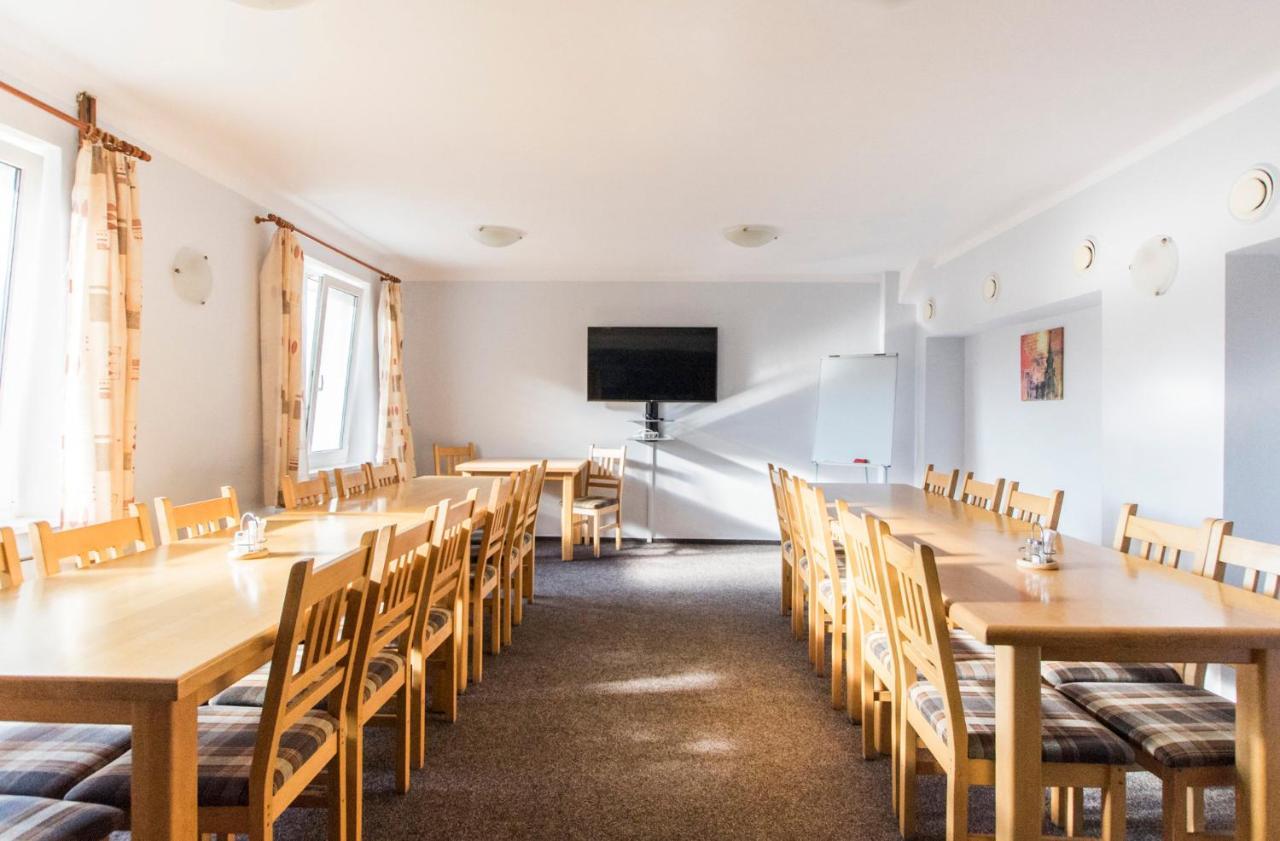 טאחוב Garni Hotel Tachov מראה חיצוני תמונה