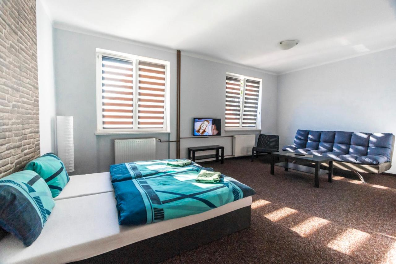 טאחוב Garni Hotel Tachov מראה חיצוני תמונה