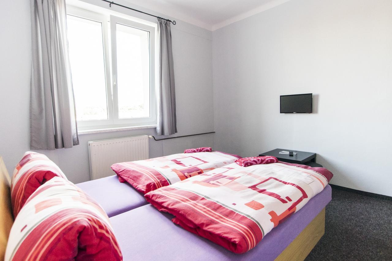 טאחוב Garni Hotel Tachov מראה חיצוני תמונה