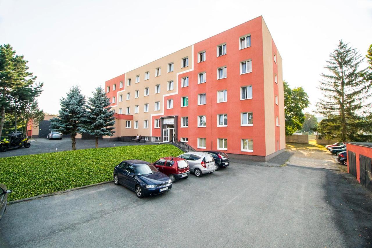 טאחוב Garni Hotel Tachov מראה חיצוני תמונה